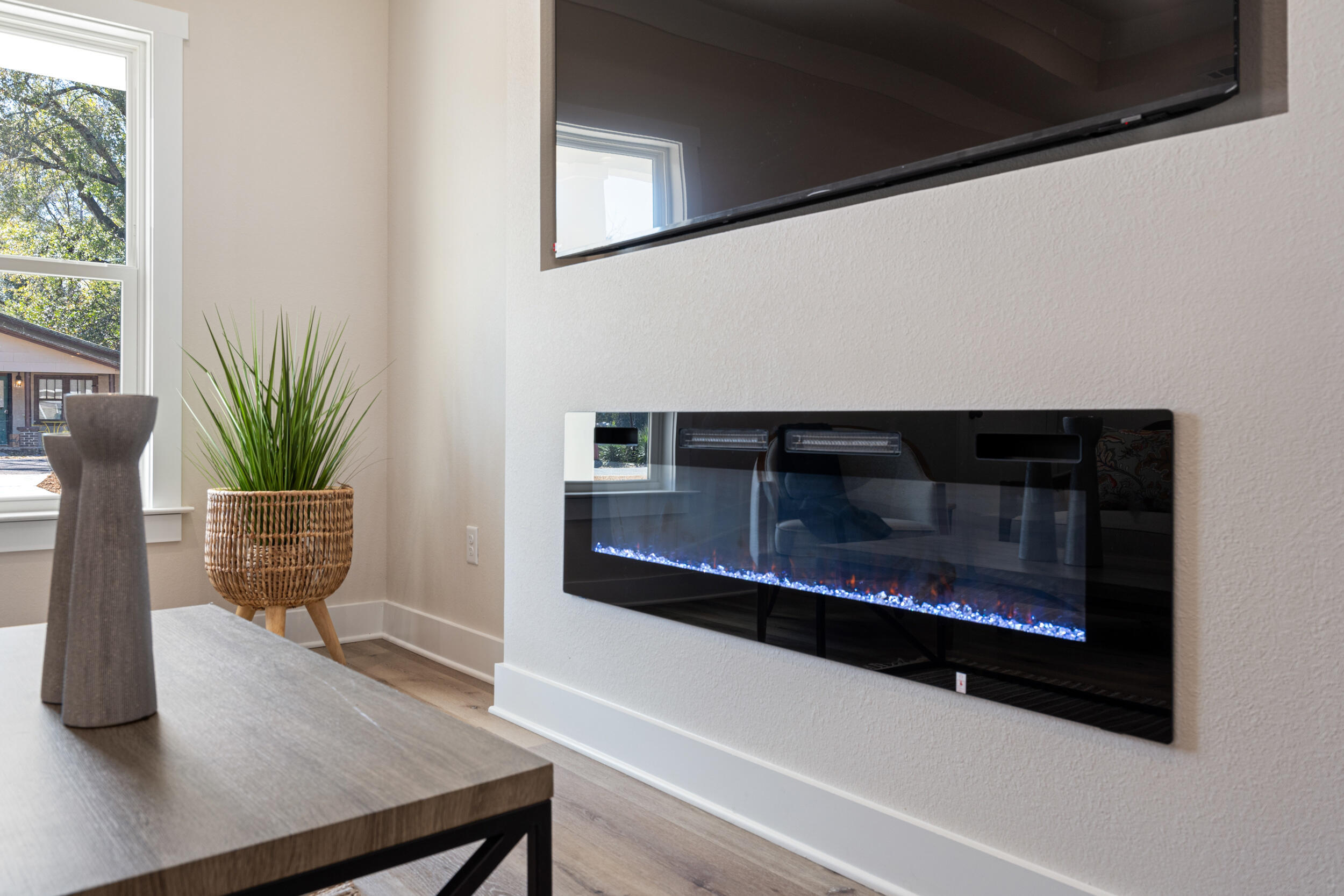 CRESTVIEW BEG SW COR LOT 4 BLK 146 N 53 DEG E 75FT S 36 - Residential