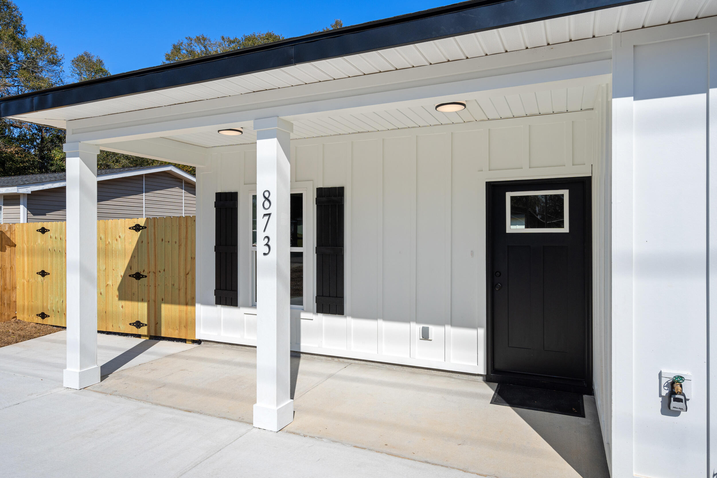 CRESTVIEW BEG SW COR LOT 4 BLK 146 N 53 DEG E 75FT S 36 - Residential