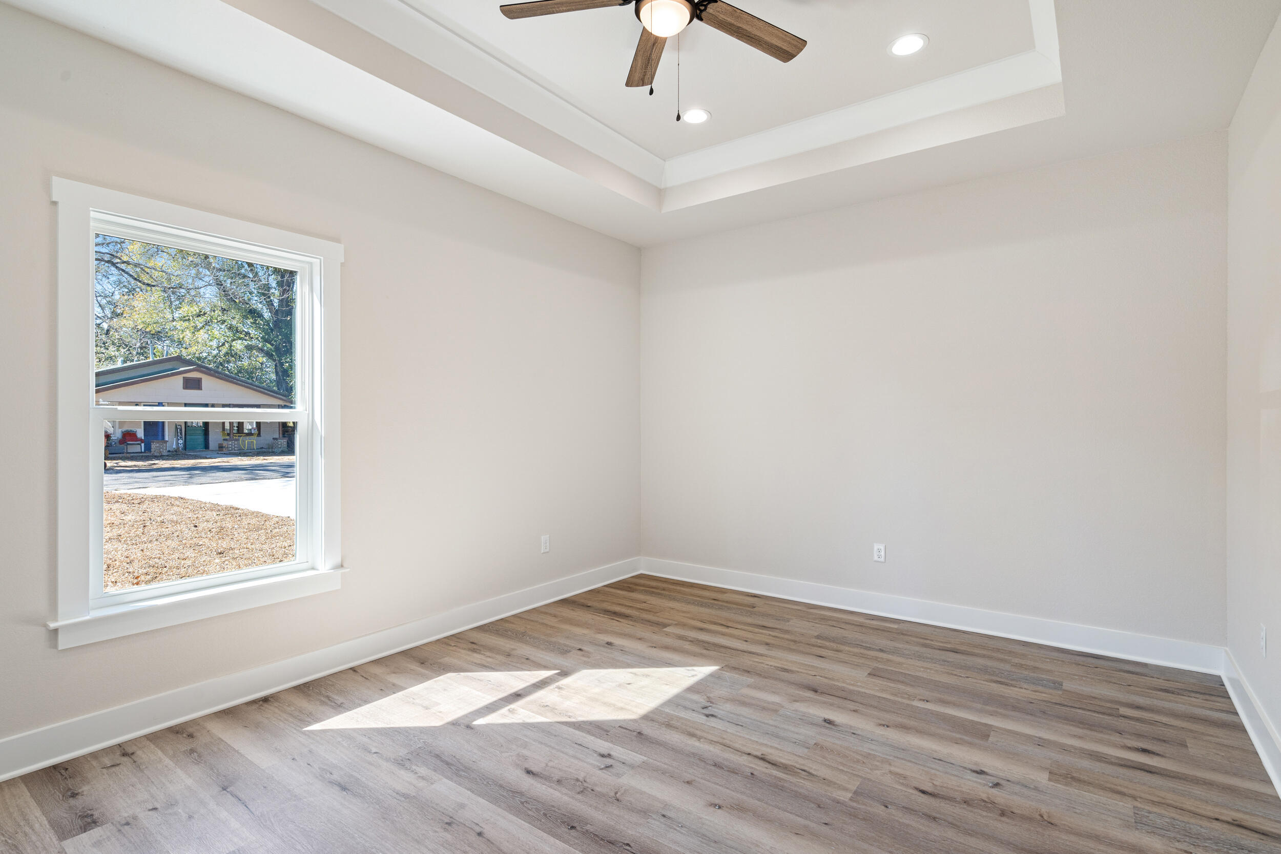 CRESTVIEW BEG SW COR LOT 4 BLK 146 N 53 DEG E 75FT S 36 - Residential