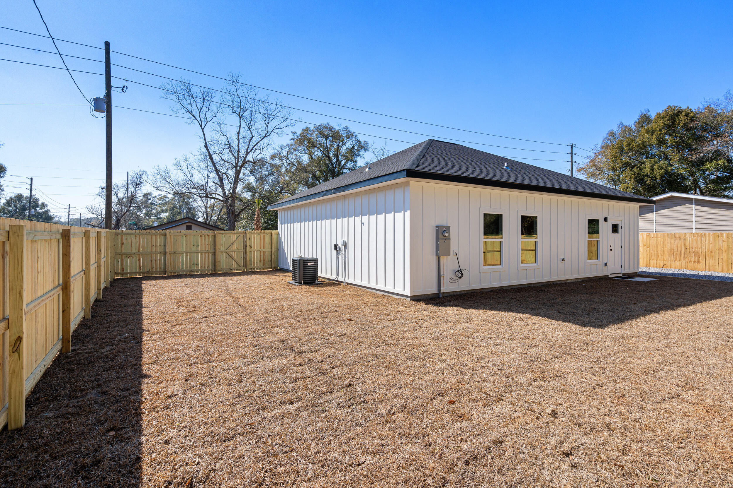 CRESTVIEW BEG SW COR LOT 4 BLK 146 N 53 DEG E 75FT S 36 - Residential