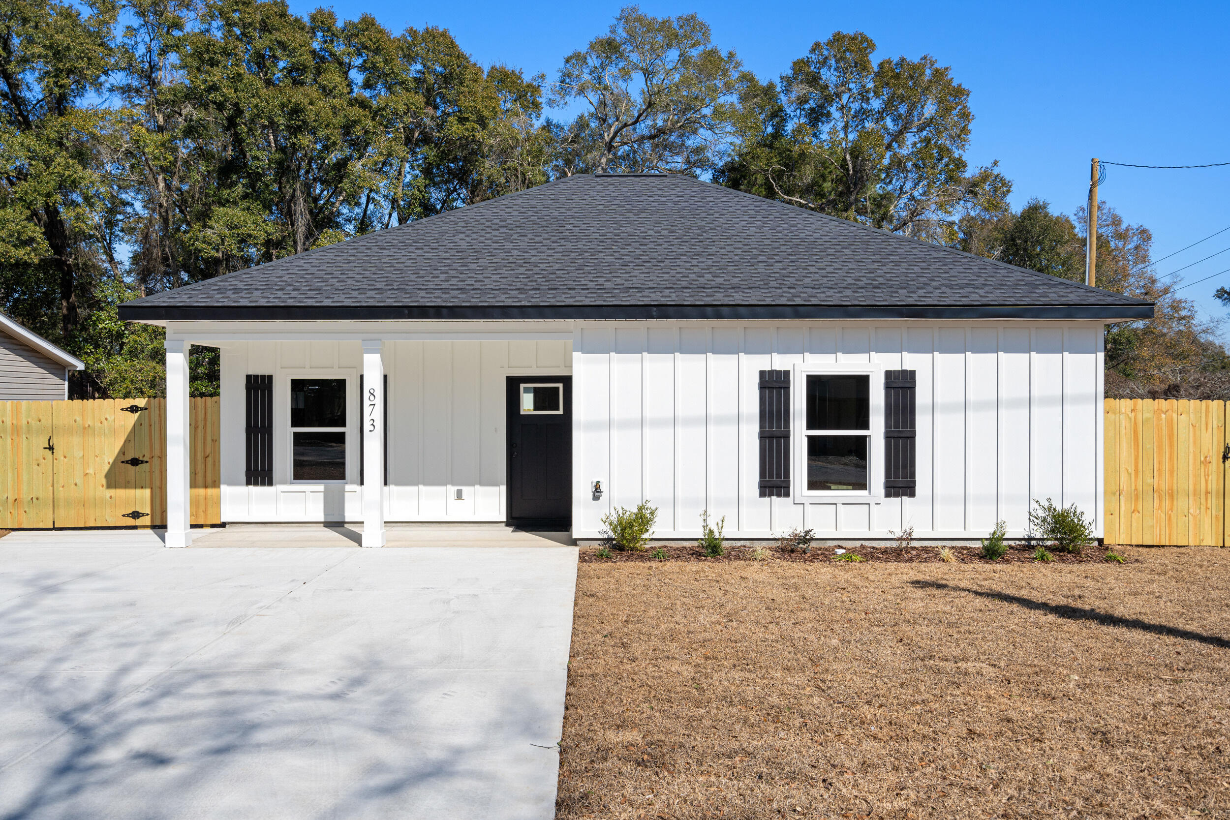 CRESTVIEW BEG SW COR LOT 4 BLK 146 N 53 DEG E 75FT S 36 - Residential