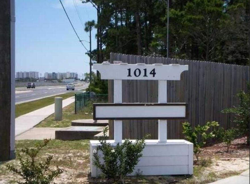 ADDED FOR COMP PURPOSE ONLY.OFF MARKET SALE.Good condition Quail Run Unit now available. In the heart of Destin, this property is a great primary or investment home opportunity.