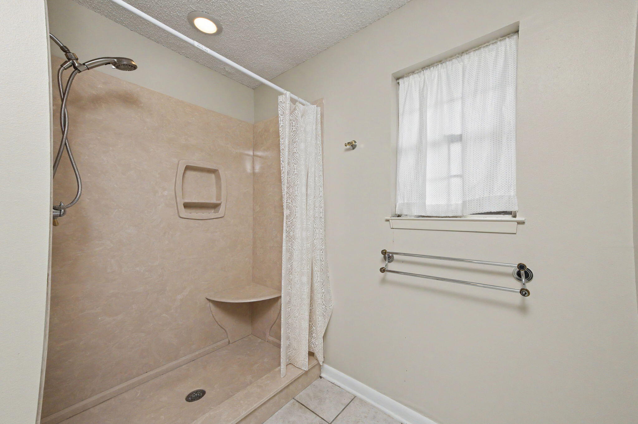 LAKE LORRAINE ESTATES - Residential Lease