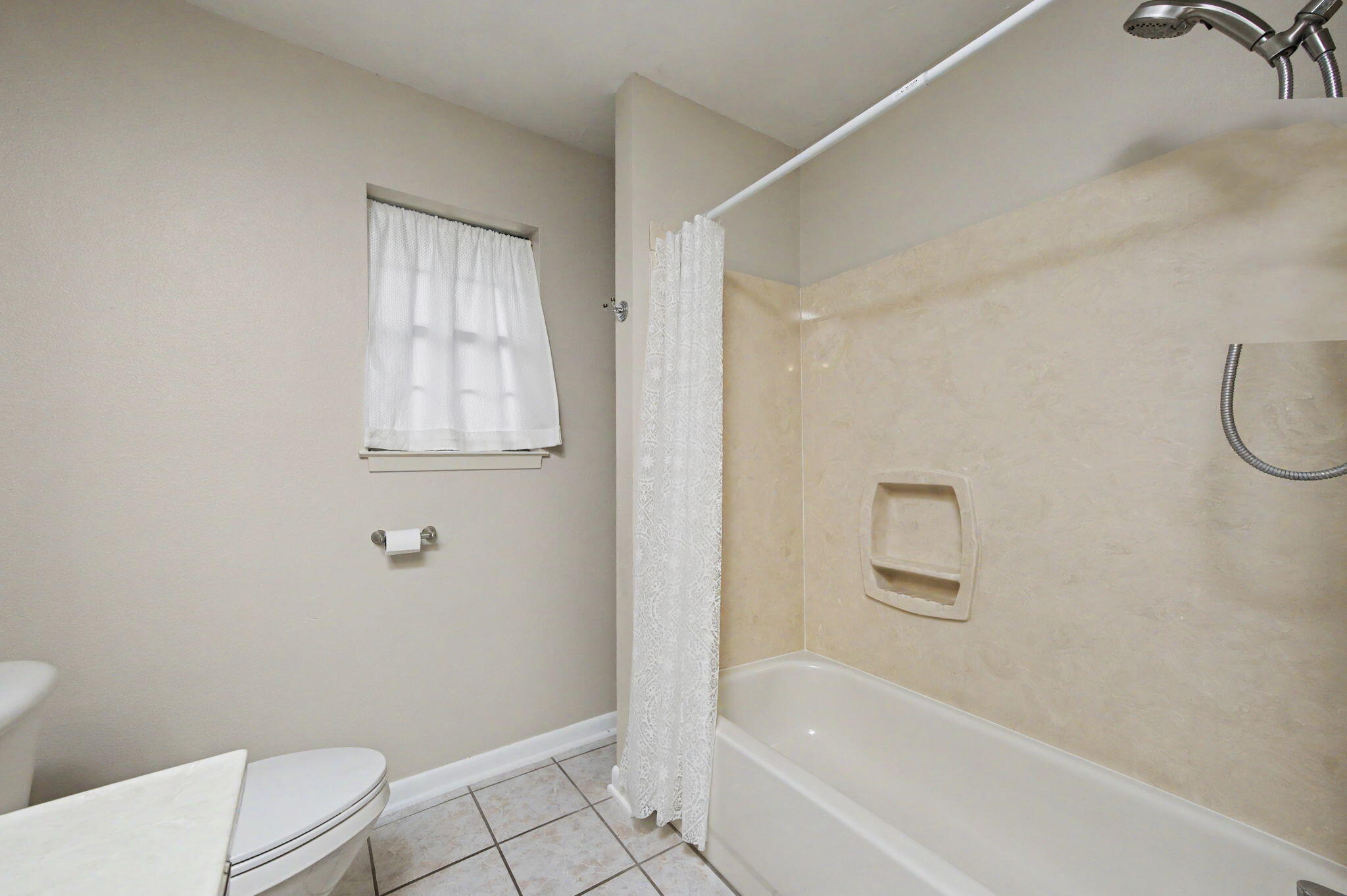 LAKE LORRAINE ESTATES - Residential Lease