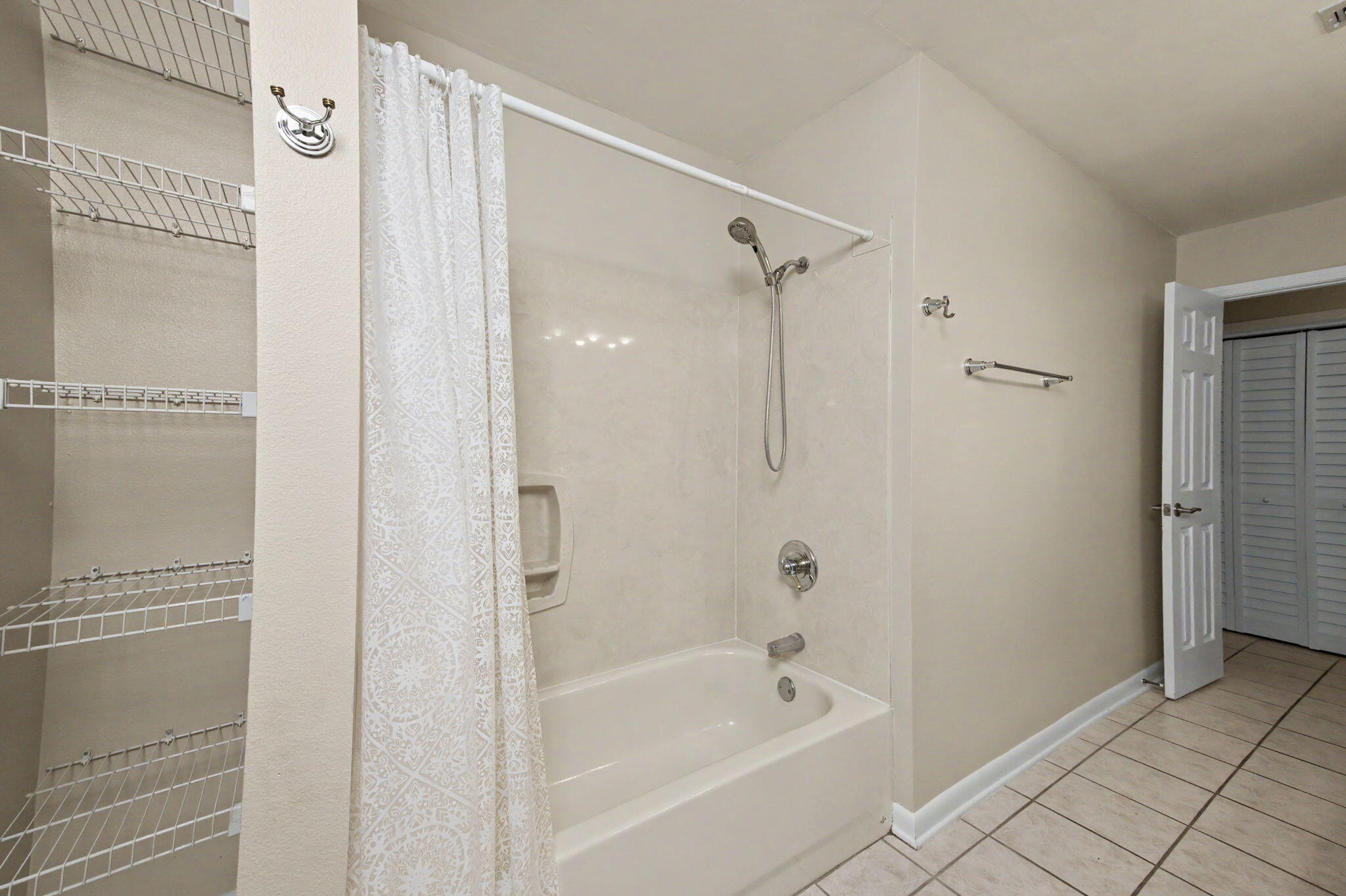 LAKE LORRAINE ESTATES - Residential Lease