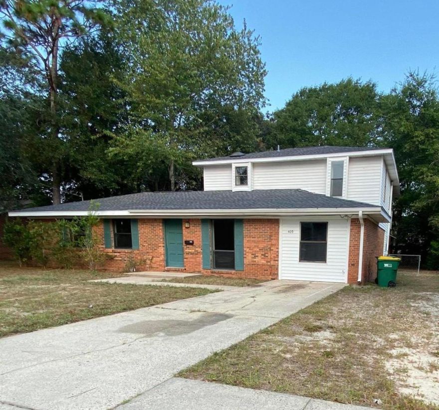 Under contract accepting back up offers!NEW ROOF! Home in the heart of Niceville! This home features renovated bathrooms, staineless steel appliances, newer HVAC system, large kitchen, and large fenced backyard! Ready for move in! Come check it out today!