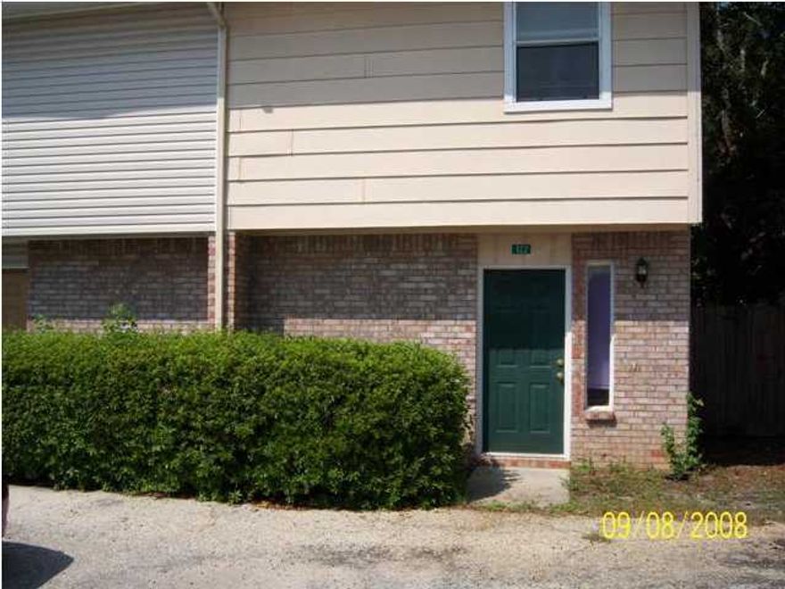 END UNIT TOWNHOUSE. FRESH PAINT THROUGHOUT. BREAKFAST BAR, LIVING ROOM/DINING ROOM COMBINATION WITH WALK OUT TO FENCED YARD. BALCONY OFF MASTER BEDROOM. WASHER DRYER CONNECTION OFF KITCHEN. NO PETS AND NO SMOKING.