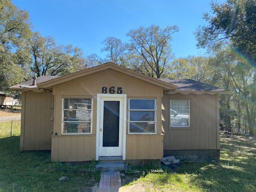 Great fixer upper or starter home in growing area in Crestview! Home sits on huge double lot. Priced to sell fast, and easy to show.