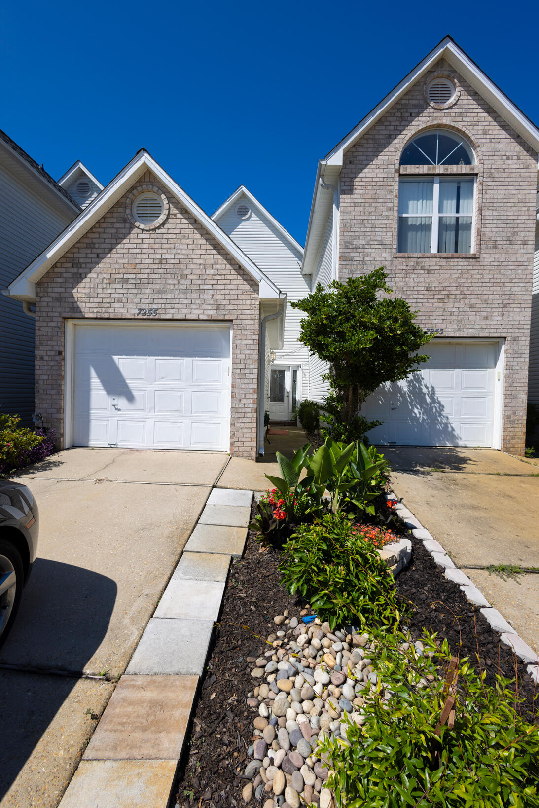 This stunning, fully furnished, townhome in a bay front community is available for you to own and fall in love with! The owner has done painted, updated the appliances and decorated adorably with high end furnishings and appliances. There are two good sized bedrooms, each with an ensuite, a large living/dining area and a well equipped kitchen with matching Samsung appliances. The home looks like a layout from a magazine due to the seller's keen eye and artistic abilities with design. The unit also comes with a stackable, full-size washer and dryer. The privacy on the deck makes outside living very enjoyable and the bay is a short walk away where there is a dock and a small beach area. You will love living here!!