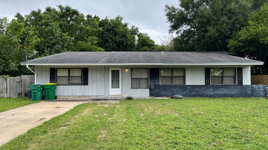 Here's your chance to own a one a kind spacious home in Bryn Mawr that's a perfect fixer upper or flip. With a wonderfully sized den and huge kitchen area it really is setup for you to make it your own dream home. The master is tucked away nicely with space from the other 3 rooms and boast its own bathroom along with a walk in closet. This home is a little love away from being ready your very own belle of the ball.