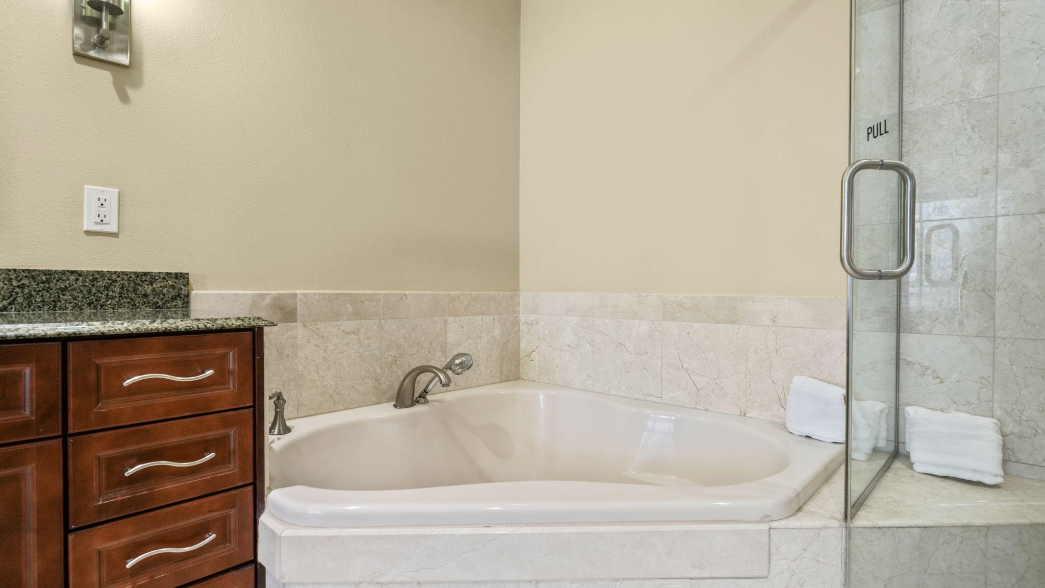 EMERALD GRANDE - Residential