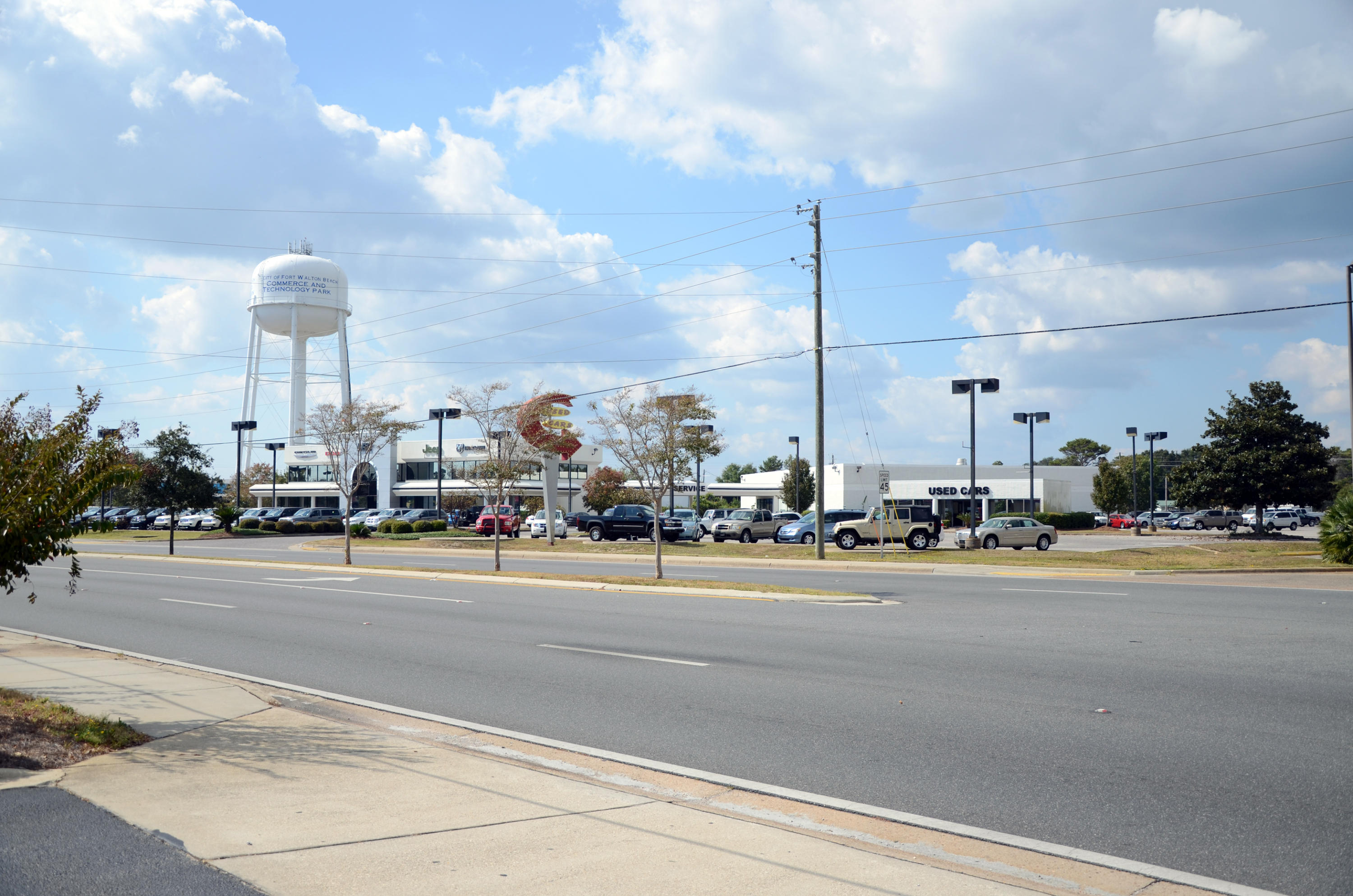 Main image without alt text