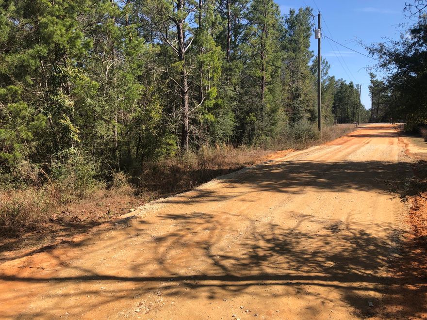 Beautiful wooded lot on quiet street in Oakwood Hills. Lot is less than 200 feet off of paved road and street is not a through street so very little traffic. Convenient to Defuniak Springs, Crestview, Niceville and Eglin AFB and access to I 10 is only about 5 miles away. 45 minutes to the beautiful beaches of Walton County.