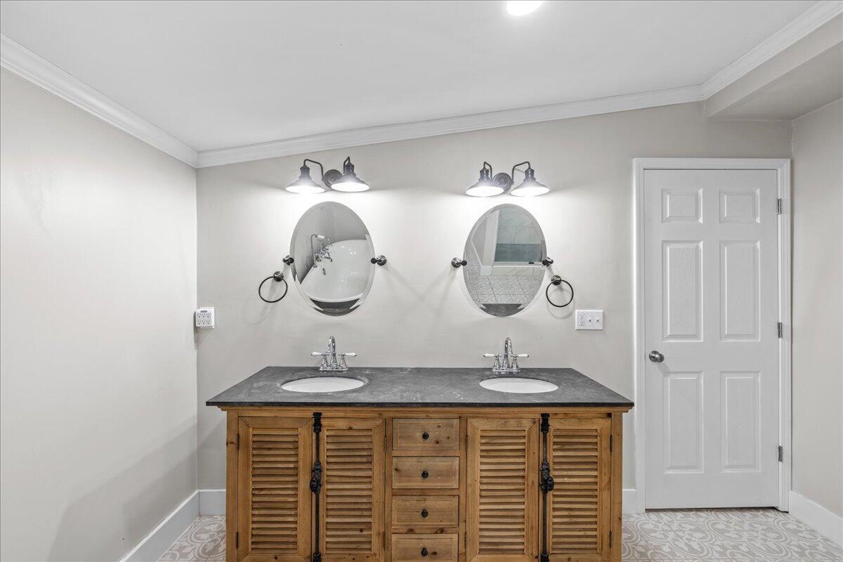CAROL ANNE MANOR - Residential