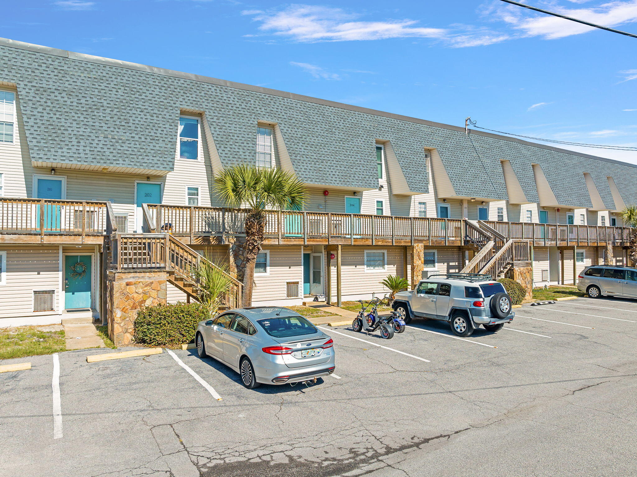 ISLANDWOOD CONDO - Residential