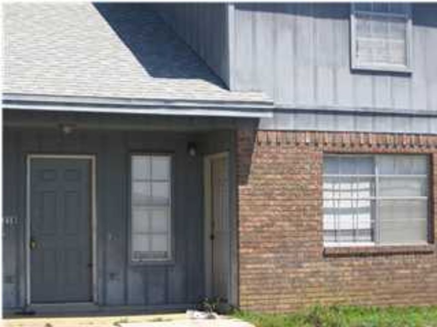 CUTE TWO BEDROOM TOWNHOUSE WITH WASHER DRYER CONNECTION.