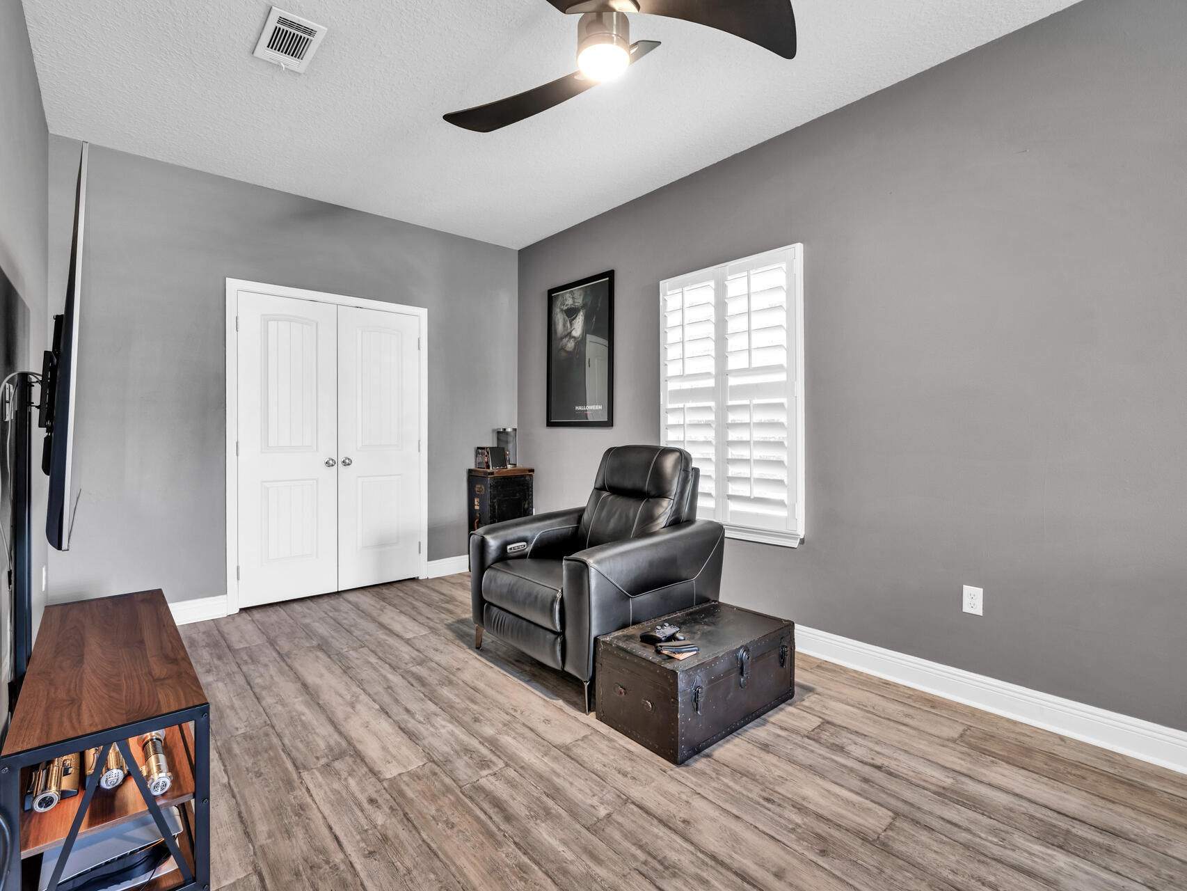 WHISPERING LAKE - Residential