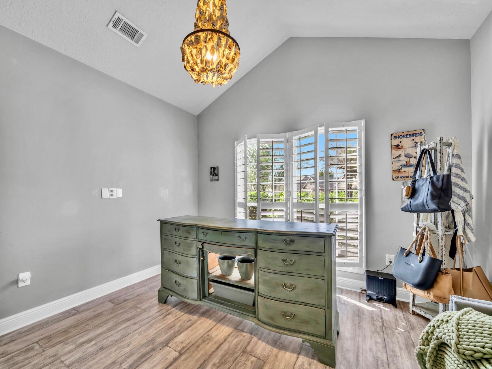 WHISPERING LAKE - Residential