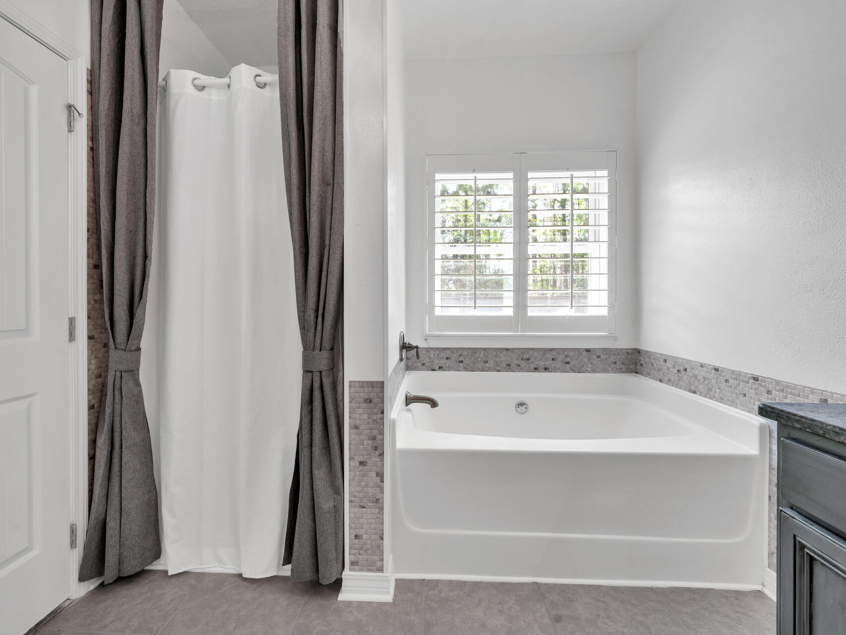 WHISPERING LAKE - Residential