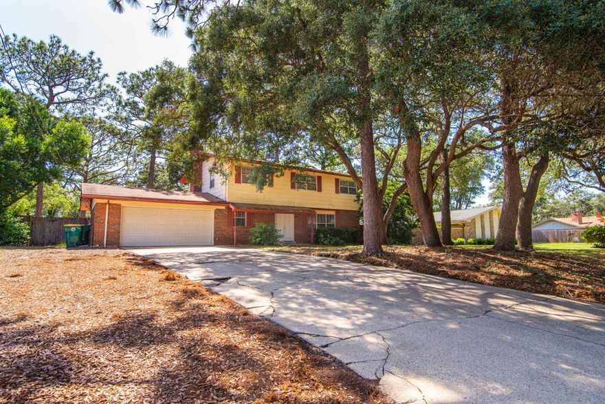 Large Spacious Home / Enormous Back YardYou have to see this delightful ranch style home, located in the Lake Lorraine neighborhood of Shalimar. If you love large shaded oaks, spacious floor plans, and back yards big enough to wear out the pup while they run wild, this is your home. Situated close to both Hurlburt Field and Eglin Air Force Base, and close to shopping, entertainment and the beaches of Destin / Fort Walton, you'll appreciate the central location of this home. Plus, if you're a golfer, you are just minutes from Shalimar Pointe Golf Club.