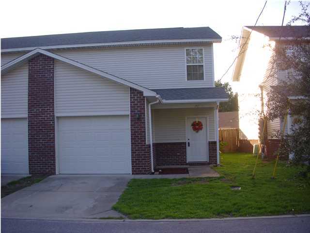 Wonderful townhouse in central Niceville, FL location. This townhouse is convenient to Eglin AFB and EOD training as well as grocery stores, restaurants and schools. Additionally, this is a short drive to Lions waterfront park and the Niceville children's park and library. The home features 3 bedrooms and 2 and half baths and includes lawn maintenance and pest control in the rent. Call today to schedule your appointment.