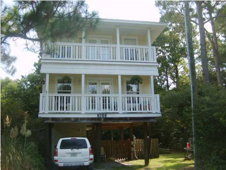 WHAT A GREAT LOCATION, ONLY MINUTES FROM THE WORLDS MOST BEAUTIFUL BEACHES, BOAT LAUNCHES, SHOPPING AND FIVE STAR DINNING. SCHEDULE YOUR APPOINTMENT TODAY!! WONDERFUL PLACE TO CALL HOME OR A GREAT INVESTMENT FOR A RENTAL PROPERTY IN THIS DEMANDING RENTAL MARKET.