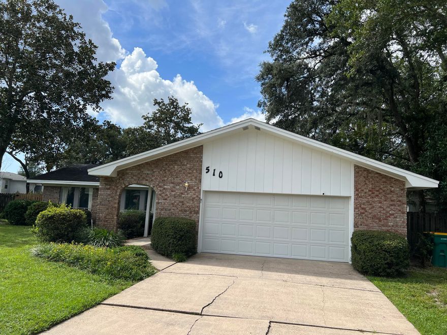 This 4/2 all brick home has been well cared for with one owner since 1975. Located in a secluded cul-de-sac in the popular subdivision of Overbrook, this wonderful family home is ready for great memories and a family willing to personalize it to their style and taste. Large lot with mature trees and a beautiful landscaped backyard. Roof 2015, HVAC 2016 .