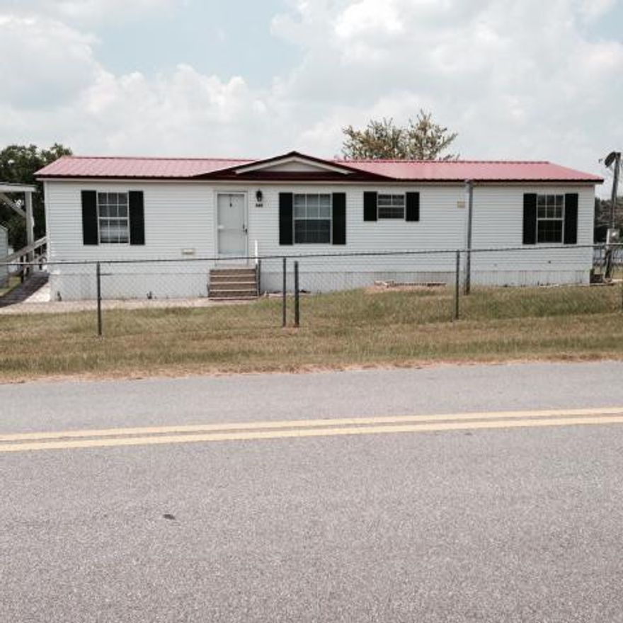 A listing in Paradise, at Paradise Island Drive that is. Come and check it out before it's gone! The home is a 24x48' Fleetwood with metal roof installed in 2013. New carpet is in place and new screen in the back porch.