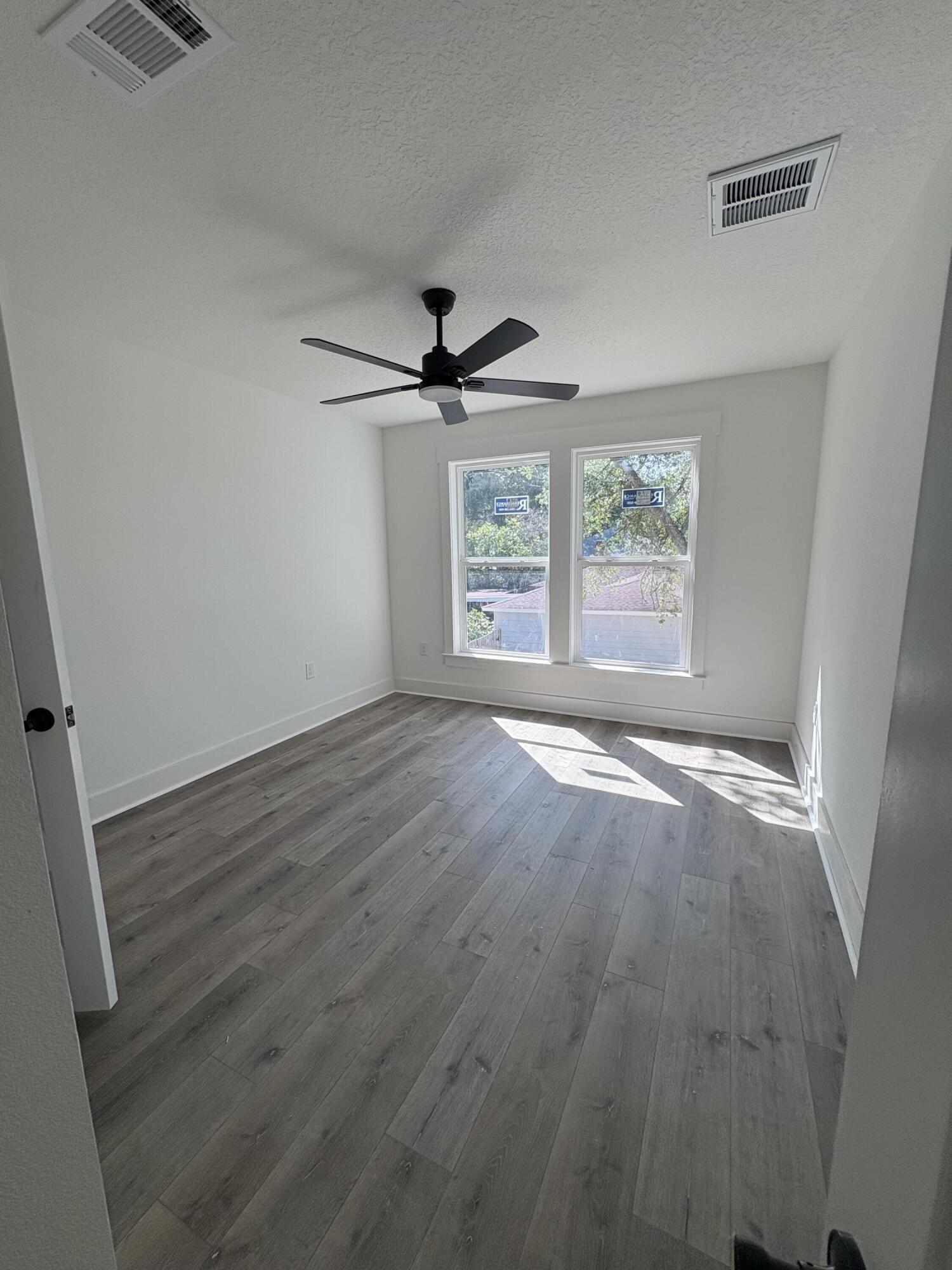 ELLIOTTS POINT - Residential