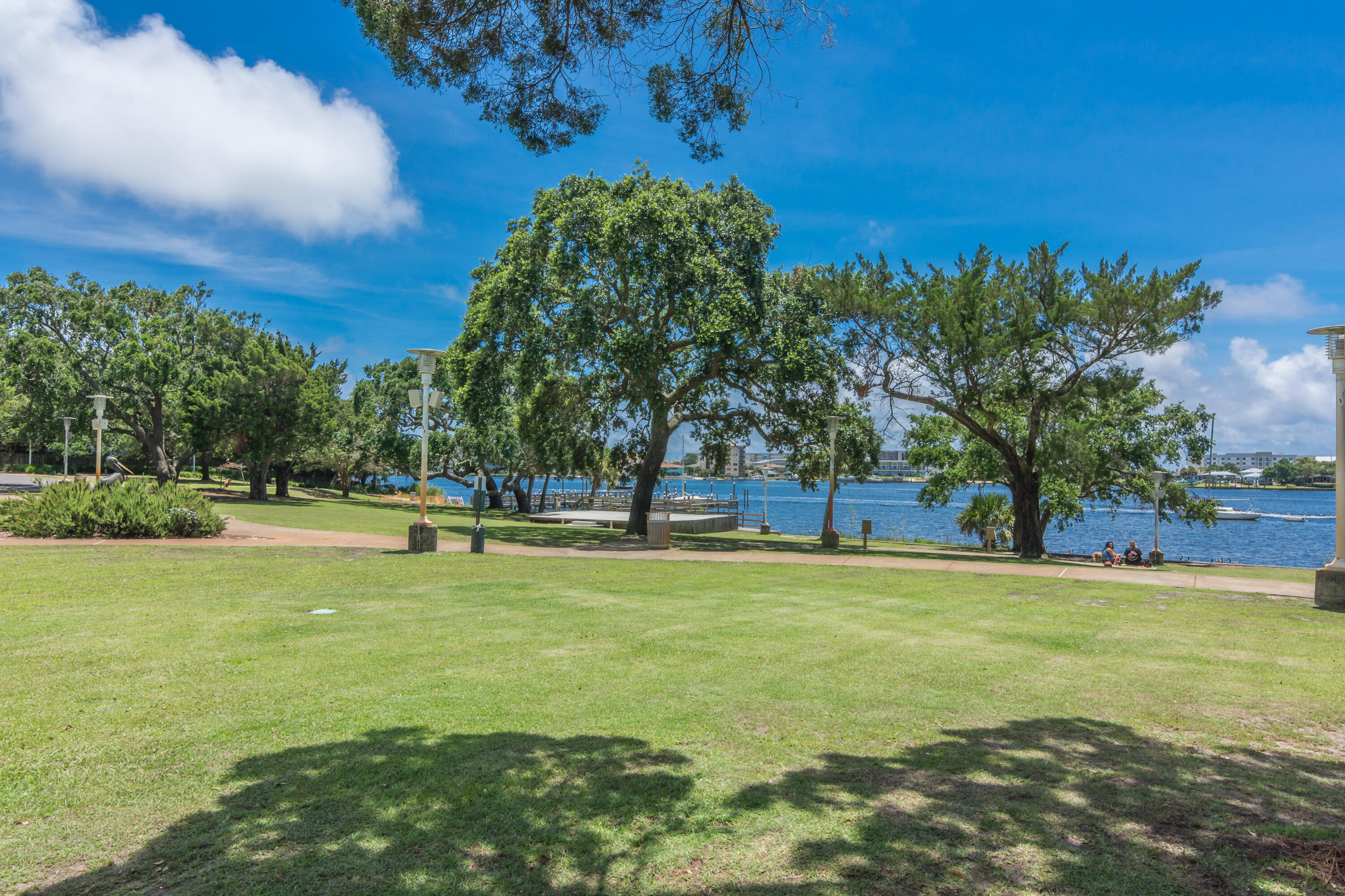 ELLIOTTS POINT - Residential