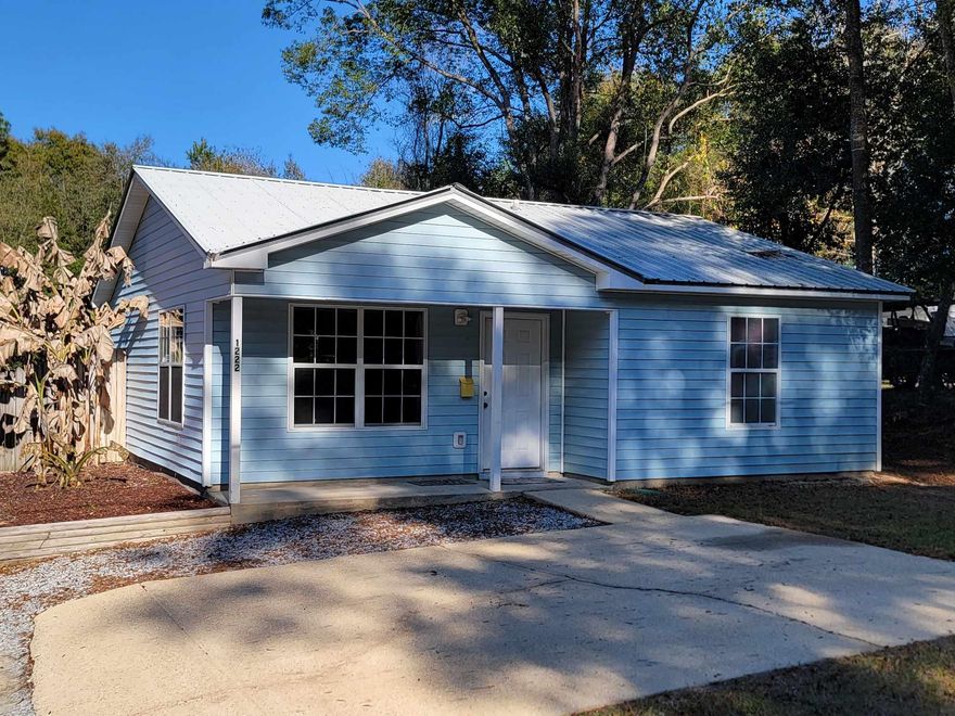 2 bedroom, 1 bath home with walk in shower located in central Crestview available for immediate move in.