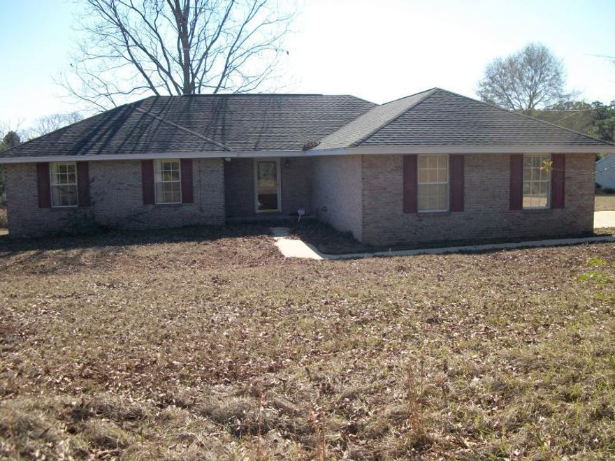 Nice 3- bedroom 2 bath open floor plan with indoor laundry Fresh paint and all new 2'' Faux blinds. Extra large 2- car garage. Available now, sorry no pets allowed.....large barn does not go with rental.