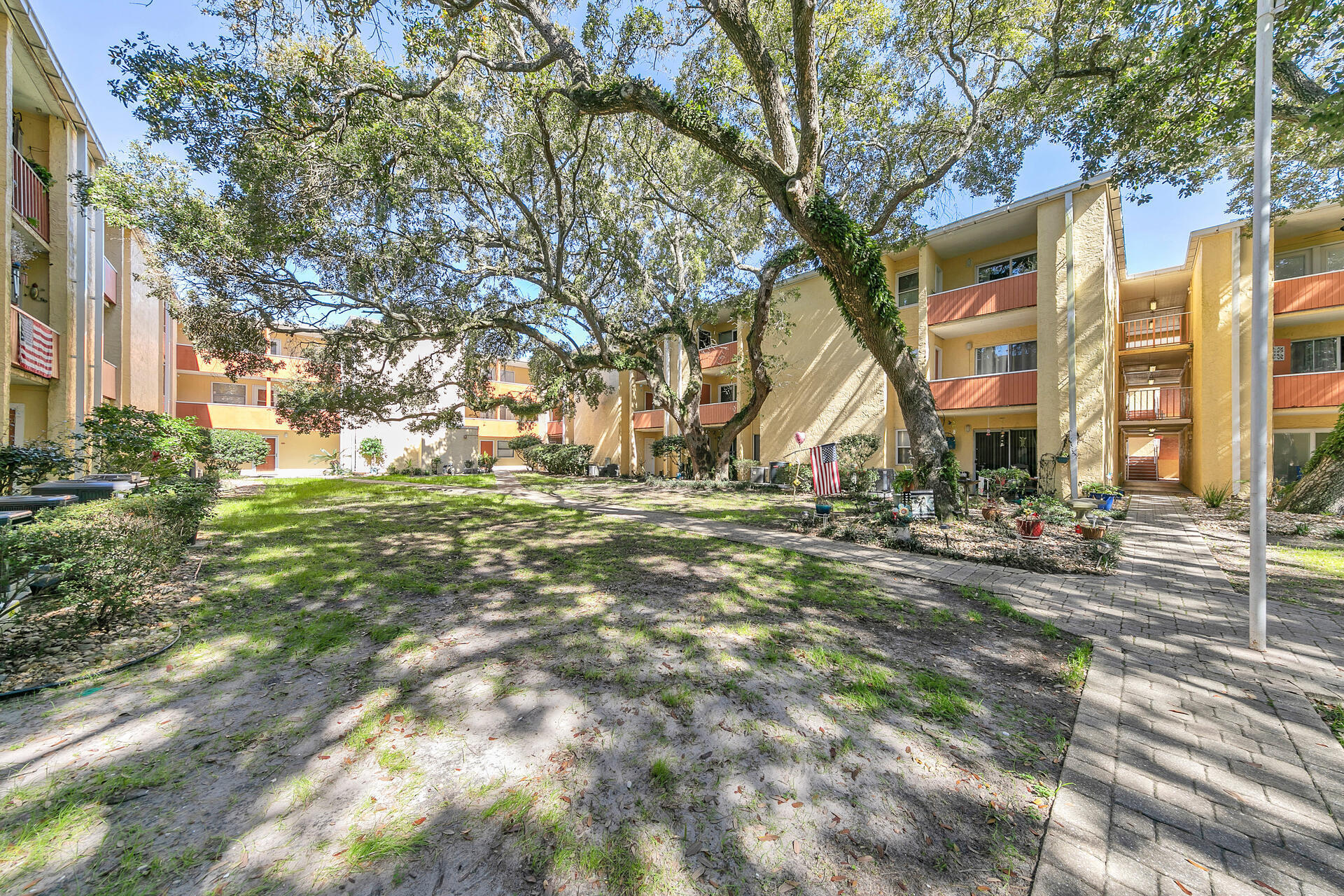 CEDARS THE - Residential