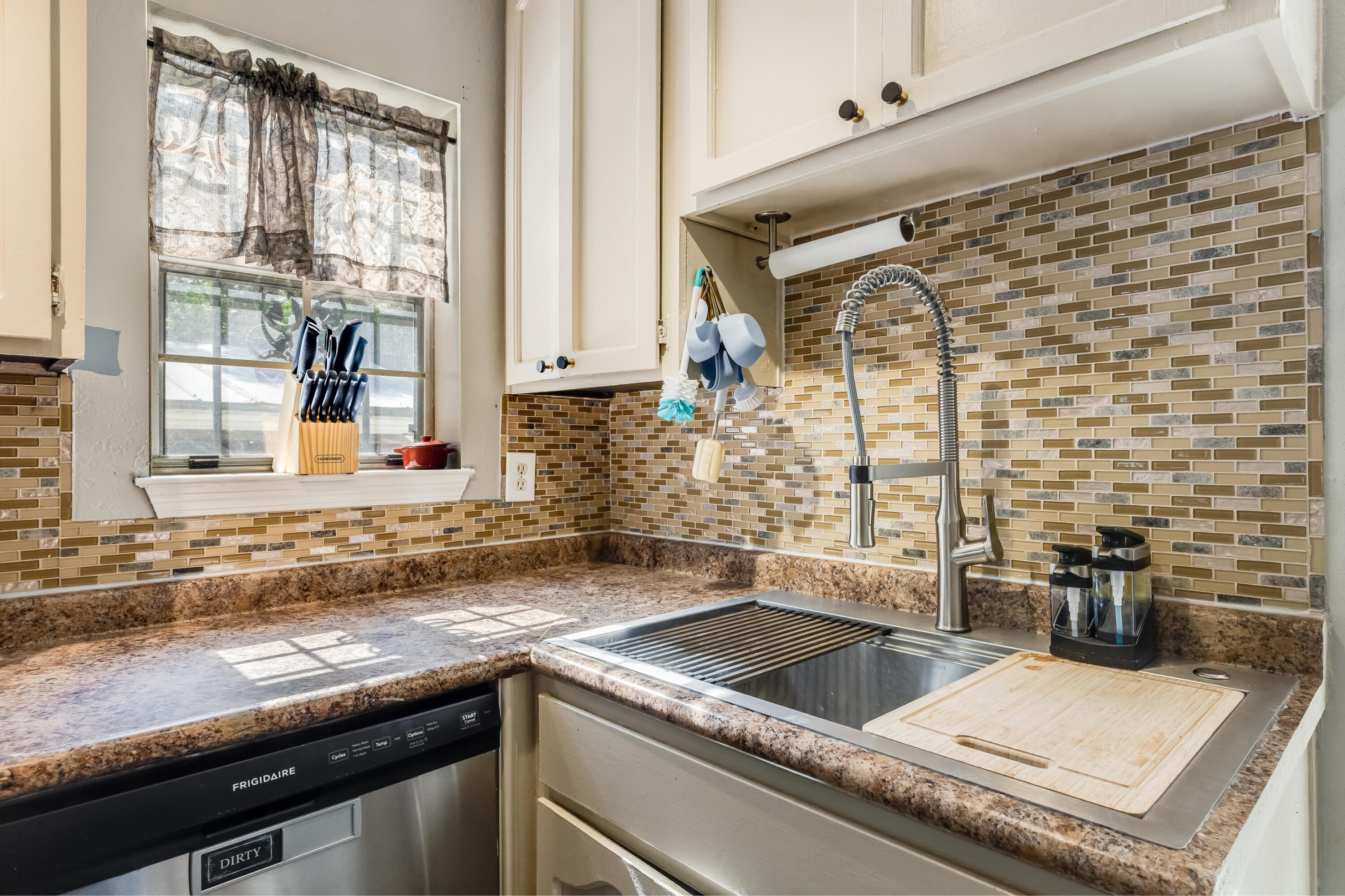 EDNEYS WEST HILL LOT 5 BLK 2 - Residential