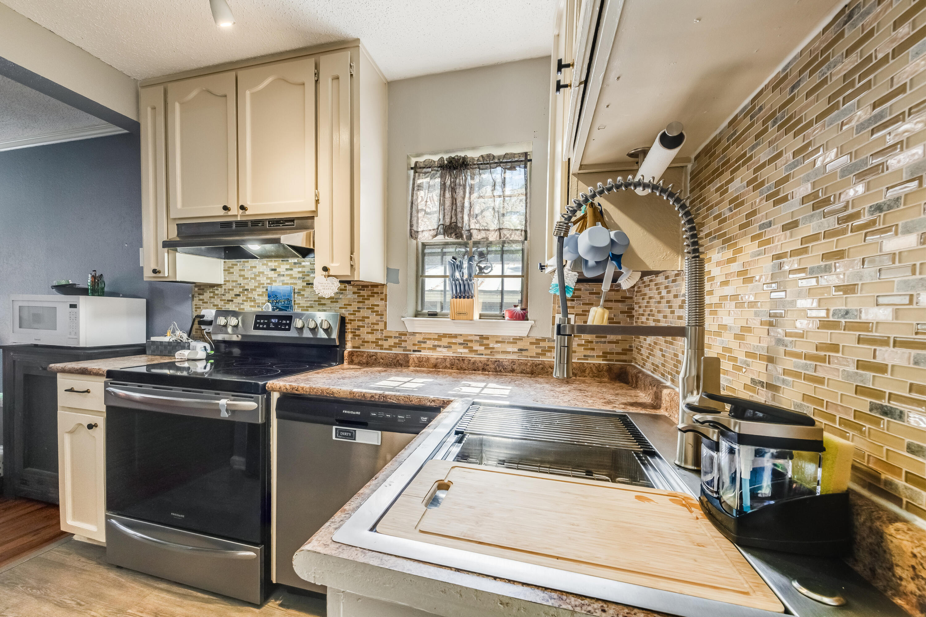 EDNEYS WEST HILL LOT 5 BLK 2 - Residential