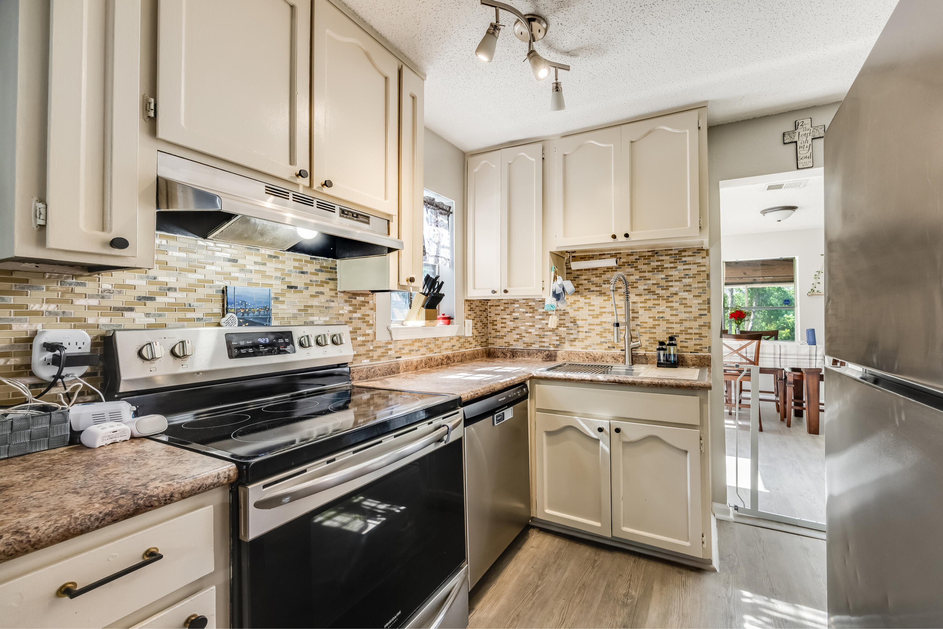 EDNEYS WEST HILL LOT 5 BLK 2 - Residential