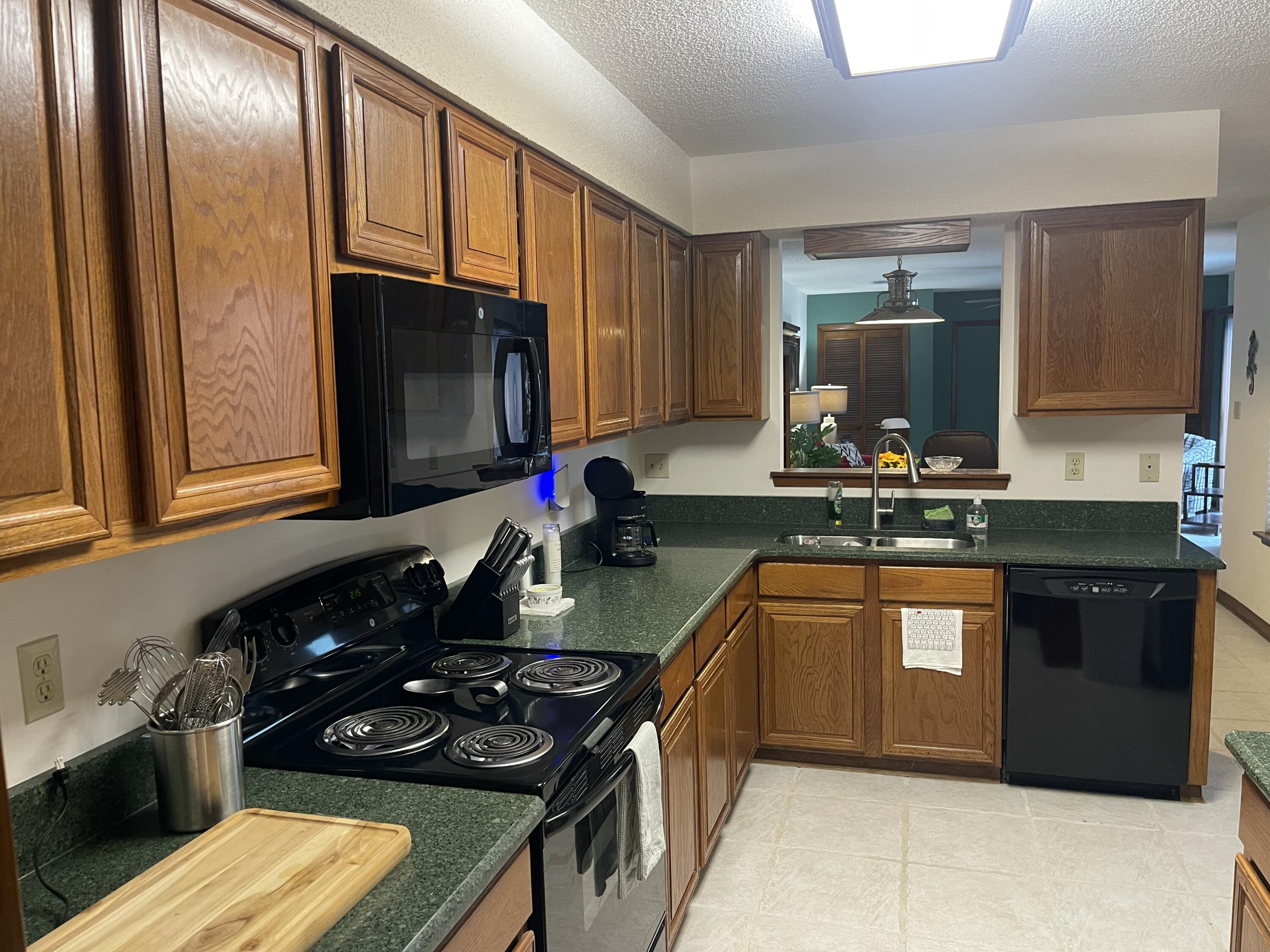 ROYAL OAK VILLAGE 2E - Residential