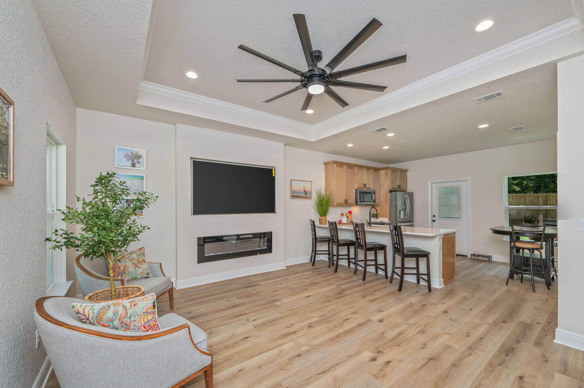 CRESTVIEW BEG SW COR LOT 4 BLK 146 N 53 DEG E 75FT S 36 - Residential