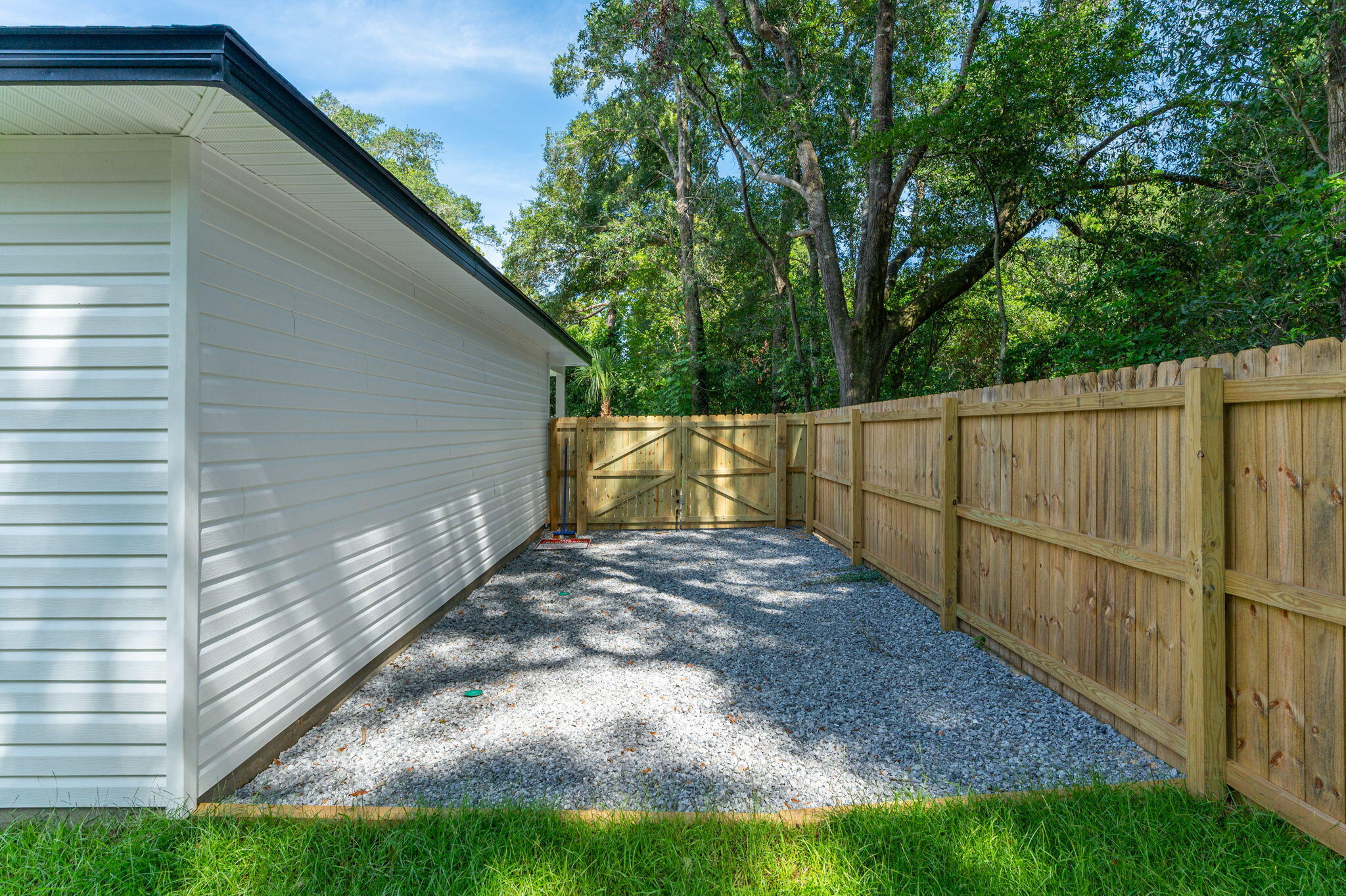 CRESTVIEW BEG SW COR LOT 4 BLK 146 N 53 DEG E 75FT S 36 - Residential