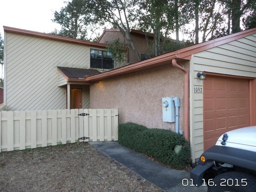 Very nice end unit townhome in Green Arbor. Balcony off the master bedroom. Large kitchen with enough room for a breakfast table. Inside laundry with washer and dryer. The front yard is fenced. 1 car garage separate from the home.