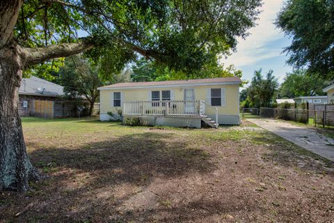 Photo of 211 Evergreen Drive, Mary Esther, FL 32569 (MLS # 987963)