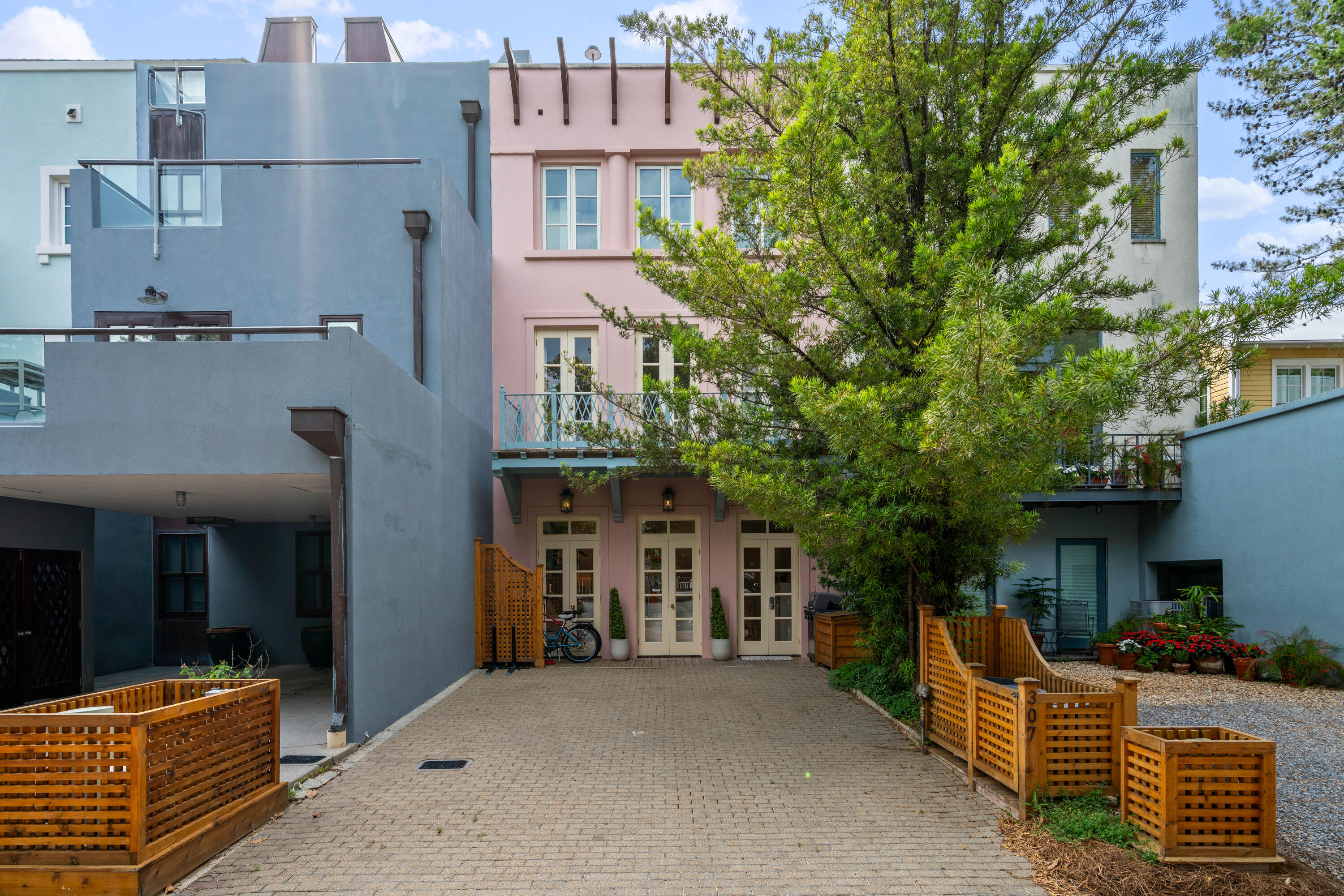 307 E Ruskin Place
