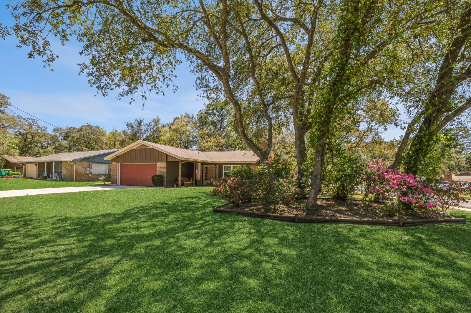 PINEWOOD ESTATES - Residential