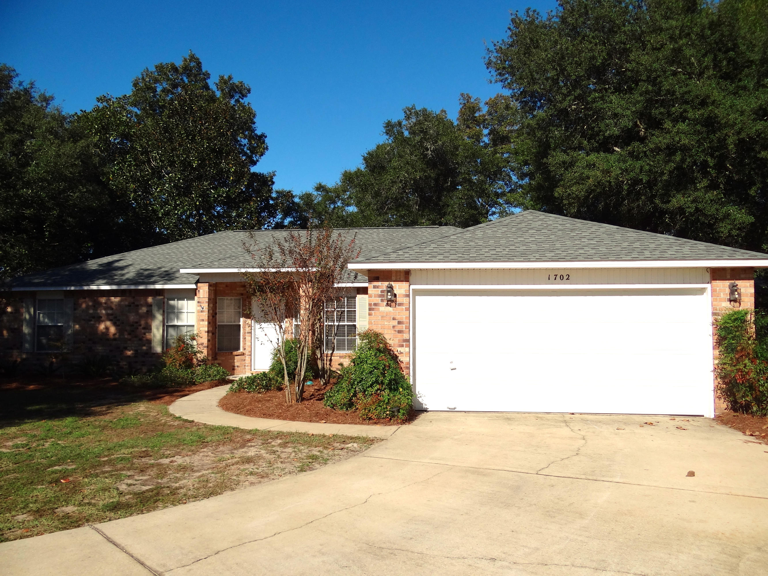 Priced to move fast! 4 bedroom 2 bath home, all brick NEW ROOF October 2014, new carpet October 2014, new dishwasher on a cul de sac. Great floor plan with super large 17,000 sq foot lot. Split bedroom plan, kitchen with island and eat-in nook and separate formal dining room. Covered porch, re-screened. Ready to move in! All this and in the Bluewater Bay primary school zone, Ruckle school zone and Niceville High school zone.