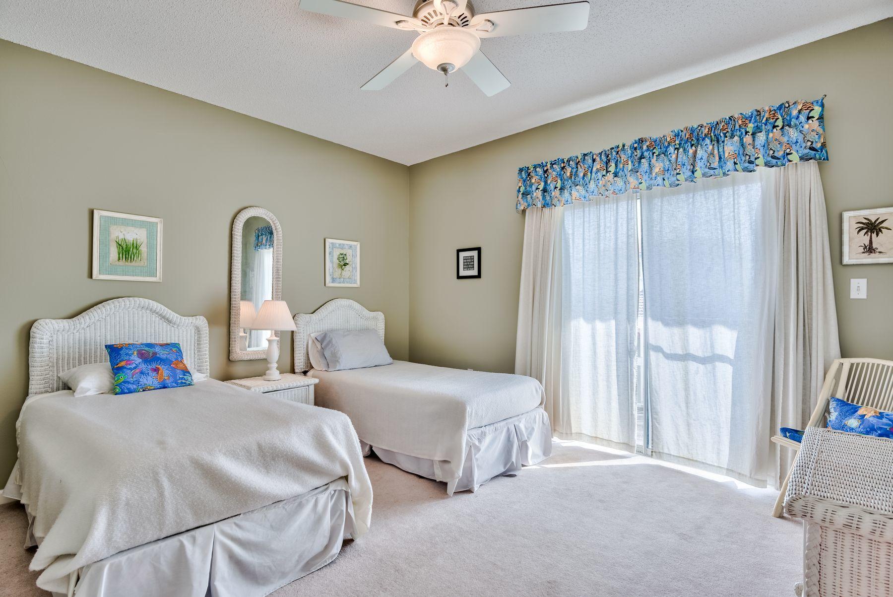 SANDCASTLES BY THE SEA T/H PH 1 - Residential