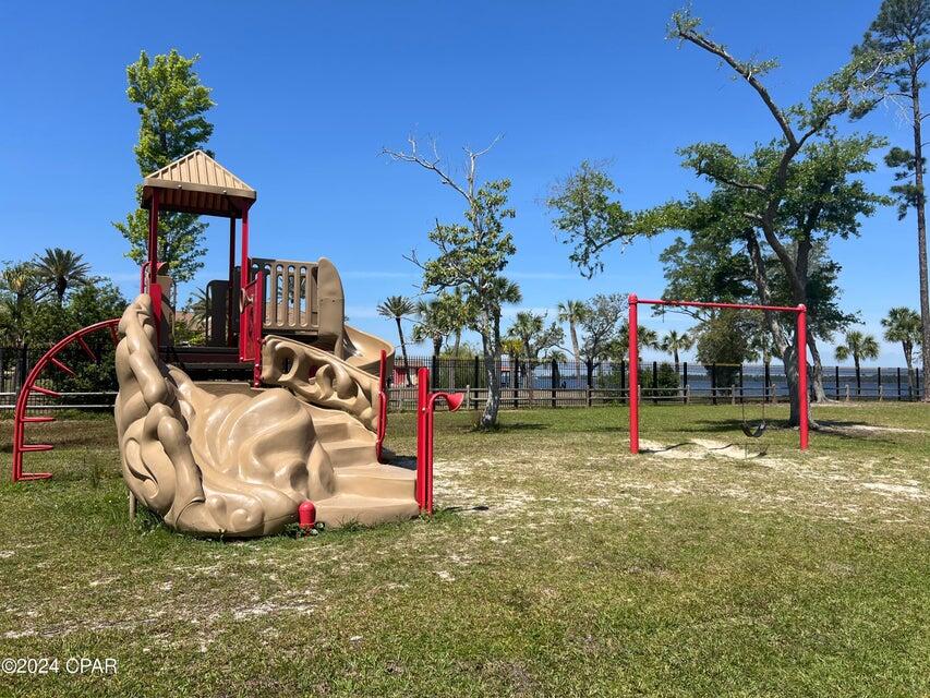 COLLEGE OAKS - Residential