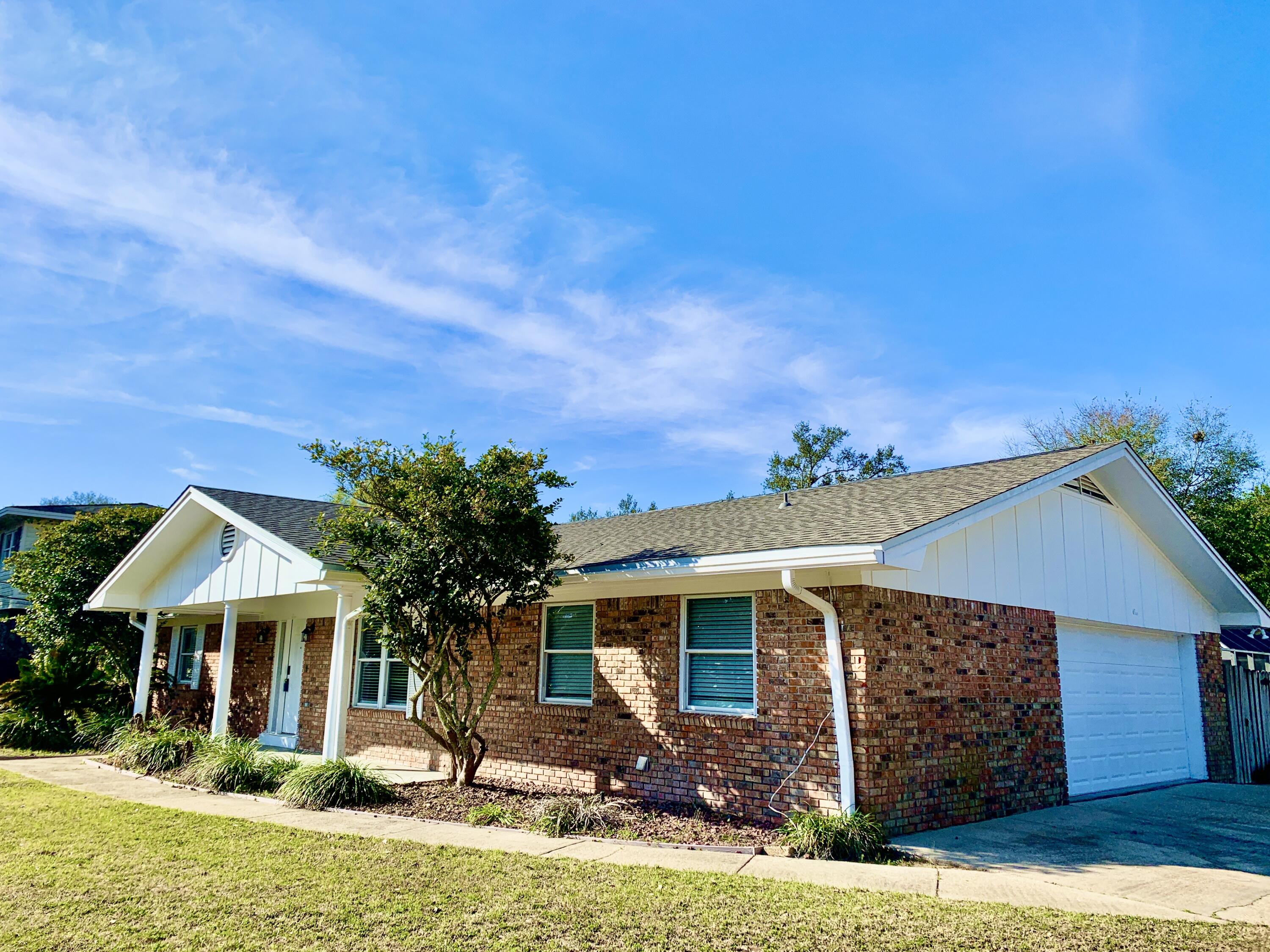 REO. BRAND NEW ROOF!  Nicely Renovated!  FRESHLY PAINTED, NEW FLOORING, NEW APPLIANCES, NEW GRANITE, NEW POOL LINER and MORE!  Ranch Style home sits on a corner lot on a cul-de-sac in Lake Lorraine Estates!  This home features 4 Bedrooms, 2 Baths, an indoor mud room and HUGE Florida room leading out to the Enclosed Pool surrounded by a 6' Privacy Fence!  Must see to appreciate everything this home offers!  Call for your appointment today!