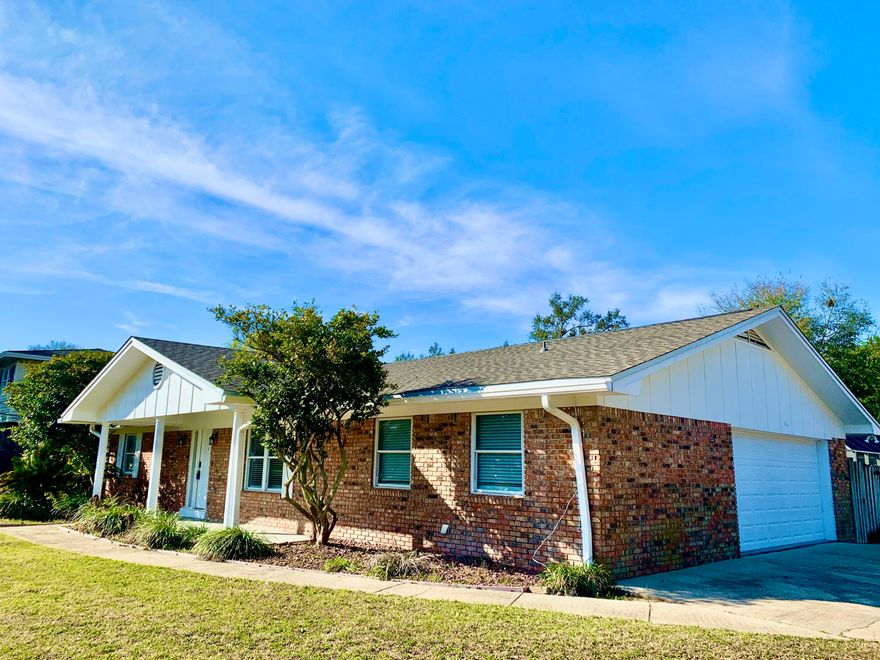REO. BRAND NEW ROOF!  Nicely Renovated!  FRESHLY PAINTED, NEW FLOORING, NEW APPLIANCES, NEW GRANITE, NEW POOL LINER and MORE!  Ranch Style home sits on a corner lot on a cul-de-sac in Lake Lorraine Estates!  This home features 4 Bedrooms, 2 Baths, an indoor mud room and HUGE Florida room leading out to the Enclosed Pool surrounded by a 6' Privacy Fence!  Must see to appreciate everything this home offers!  Call for your appointment today!