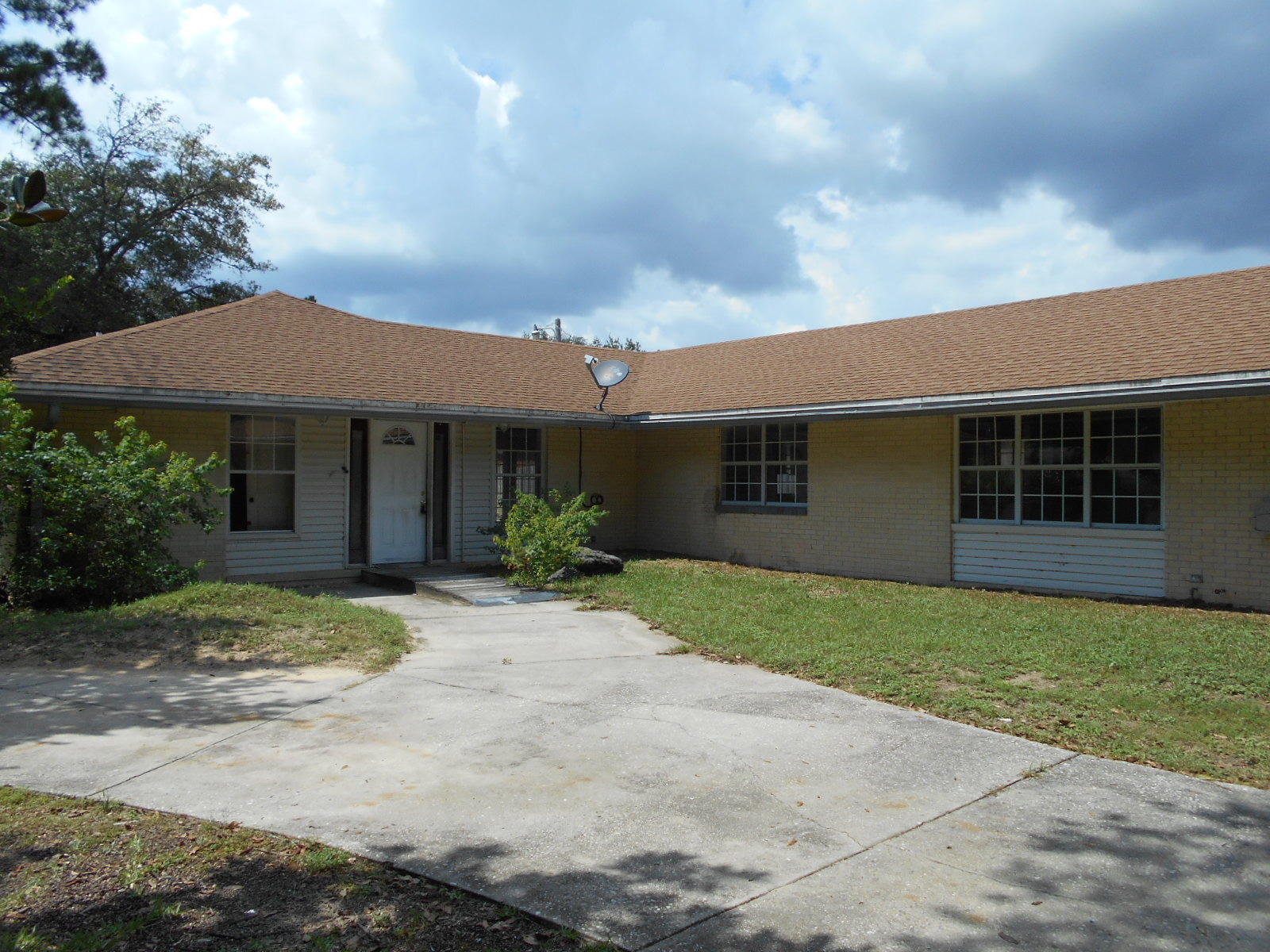 Large 5 bedroom, 3 bath house on .54 acre corner lot, located in Poquito bayou. Lots of potential in this one.List price is $260,000.00
