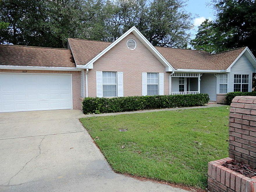 Great House in Parkwood Place in BWB! Split floor plan with nice room sizes. Most of flooring is newer or new, just painted. Great room had a gas fireplace. Laundry is conveniently located inside the house, kitchen has a smooth top stove and small pantry. Covered front porch and screened porch out back for some great bar-b-ques. Completely fenced back yard. Brick with vinyl so very low maintenance. Move-in ready Buyer to verify all information important to them.